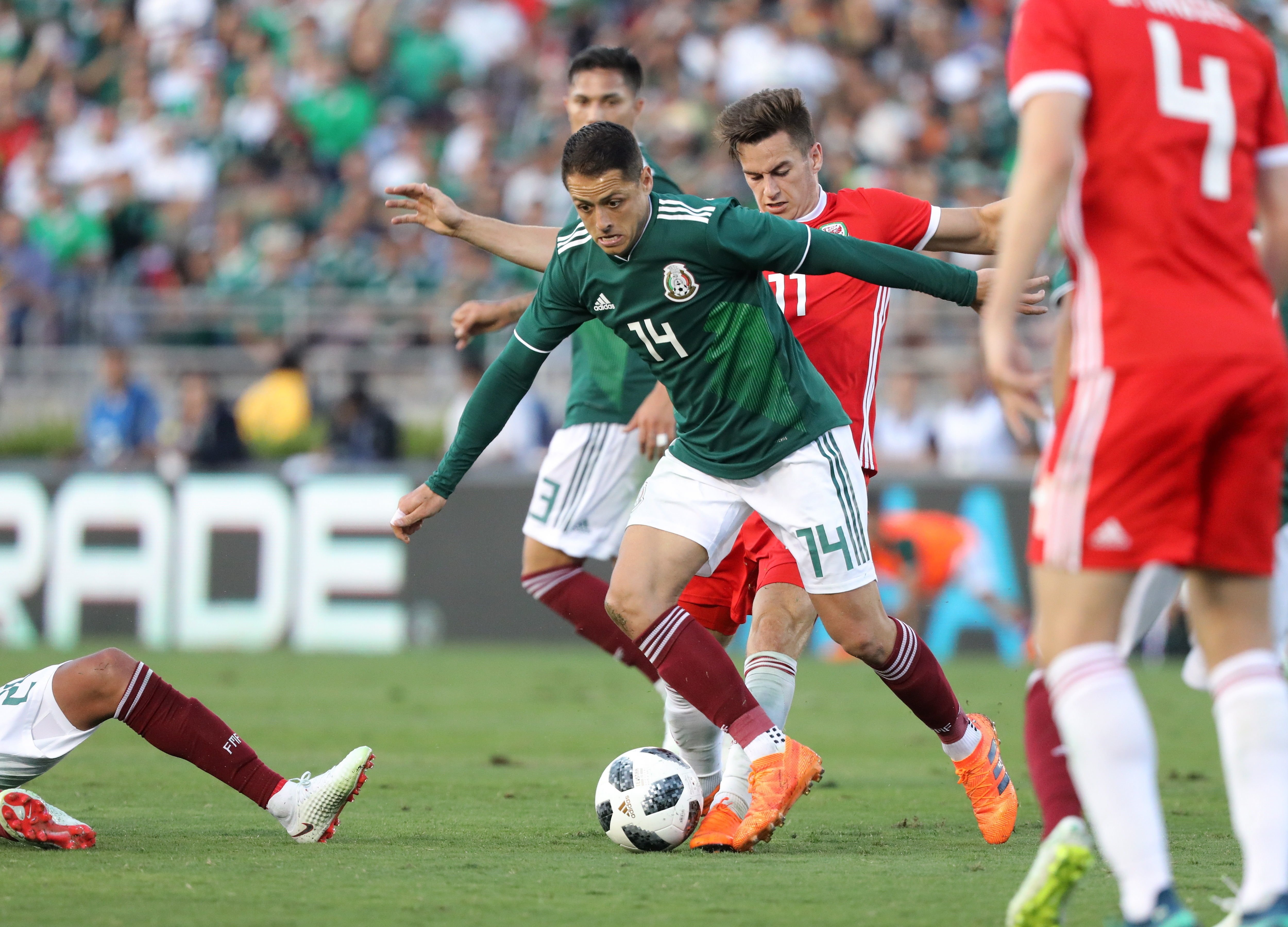 México careció de contundencia ante Gales