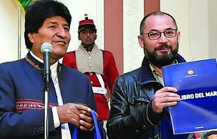 Acusa persecución política: Chileno que entregó el «Libro del Mar» obtiene asilo en Bolivia