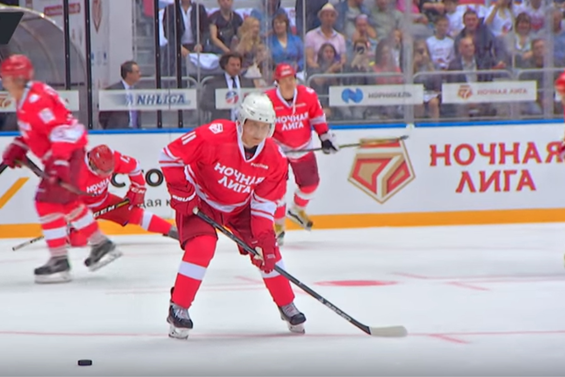 Vea cómo se lució Vladimir Putin durante un partido de hockey (+video)