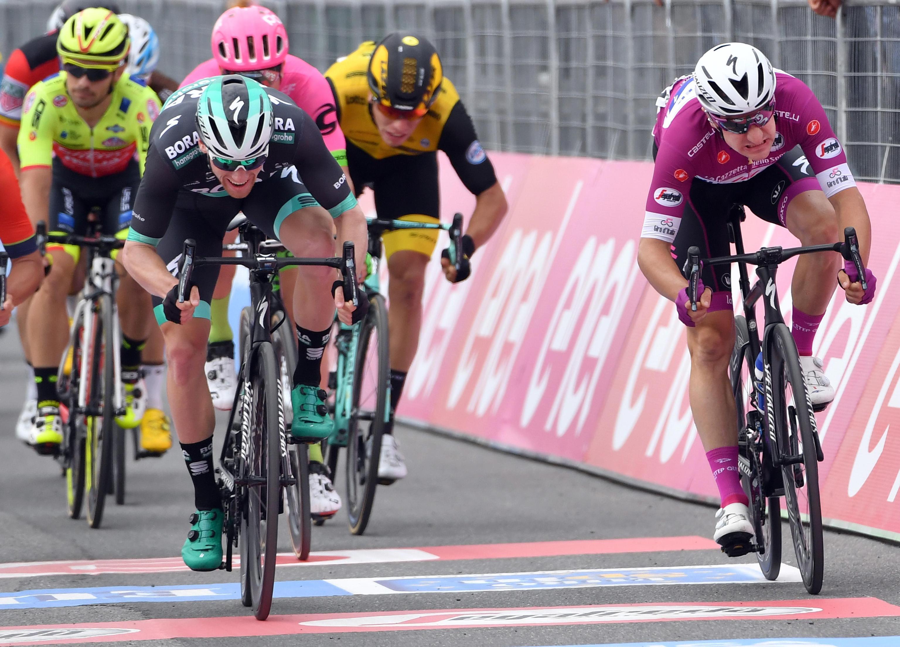 Bennett mató en la raya a Viviani en la 7ma etapa del Giro de Italia