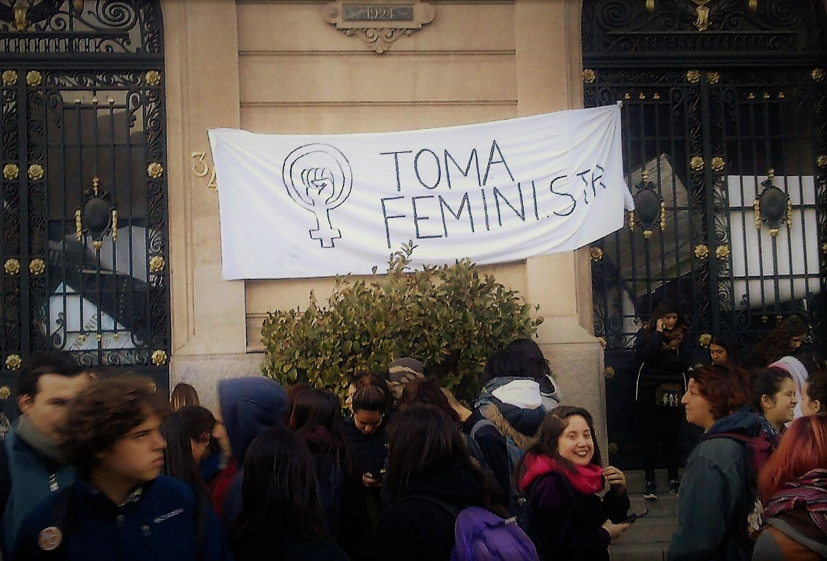 Feministas destacan logros para estudiantes trans al bajar toma de Casa Central UC
