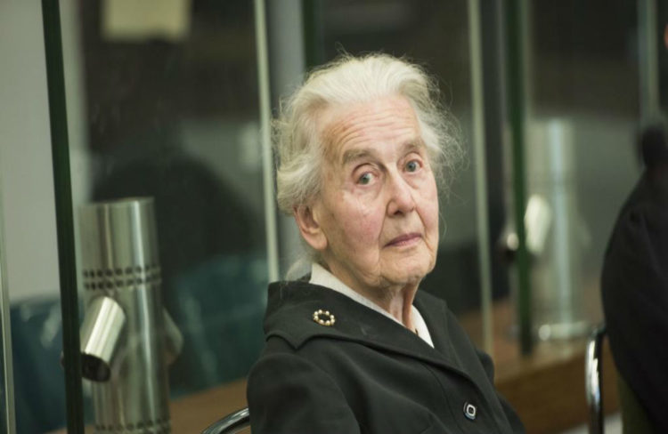 Dos años de cárcel para la ‘abuela nazi’ alemana que niega el Holocausto