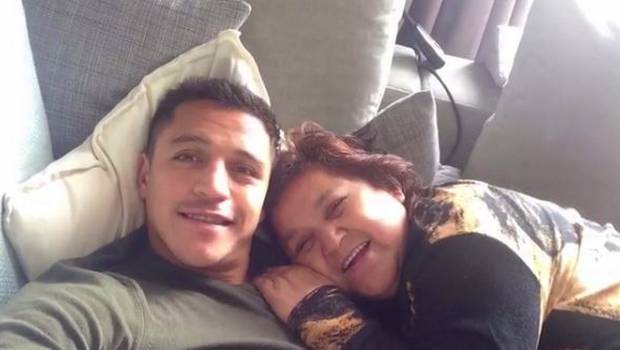 Alexis Sánchez emociona con mensaje para el día de la madre