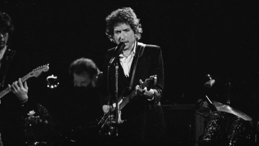 Ganó ese preciado galardón "por haber creado una nueva expresión poética dentro de la gran tradición americana de la canción"
