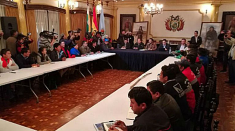 Bolivia abre diálogo para solucionar disputa por campo de gas