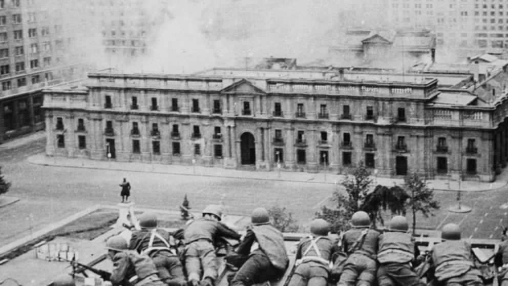 Condenan a ex militares por fusilar a los GAP de Allende y a otros detenidos tras el bombardeo a La Moneda