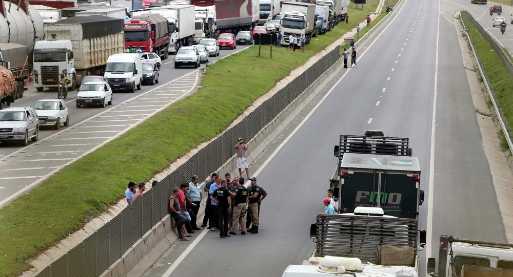 Camioneros brasileños protestan por aumento del diésel
