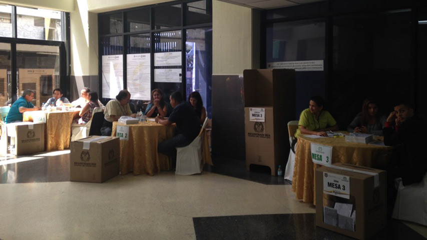 Colombianos votan de forma expedita en Caracas
