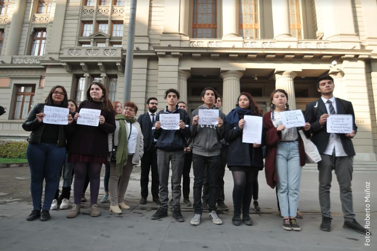 Estudiantes secundarios presentan recurso contra intendenta Rubilar por negativa a marcha en la Alameda