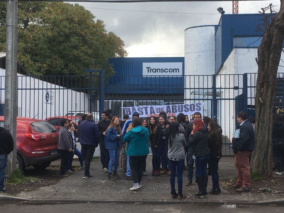 Trabajadores de empresa Transcom acusan hostigamiento y despidos injustificados en Concepción