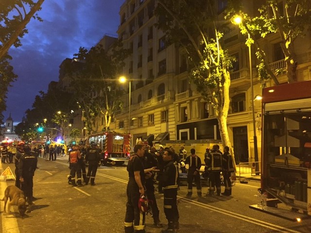 Continúan tras la búsqueda de dos obreros sepultados en un edificio de Madrid