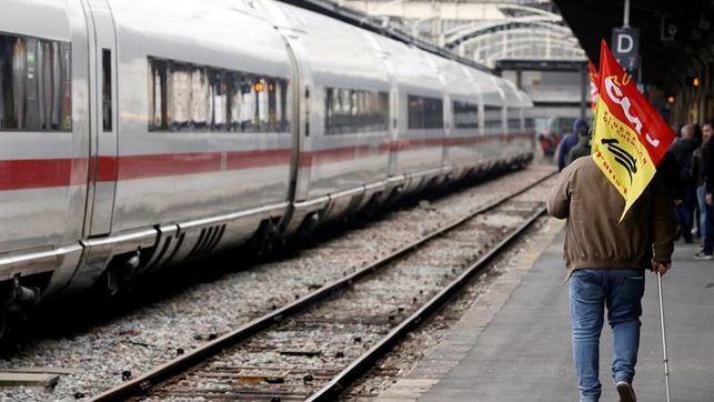 Sindicatos ferroviarios mantienen huelga en Francia