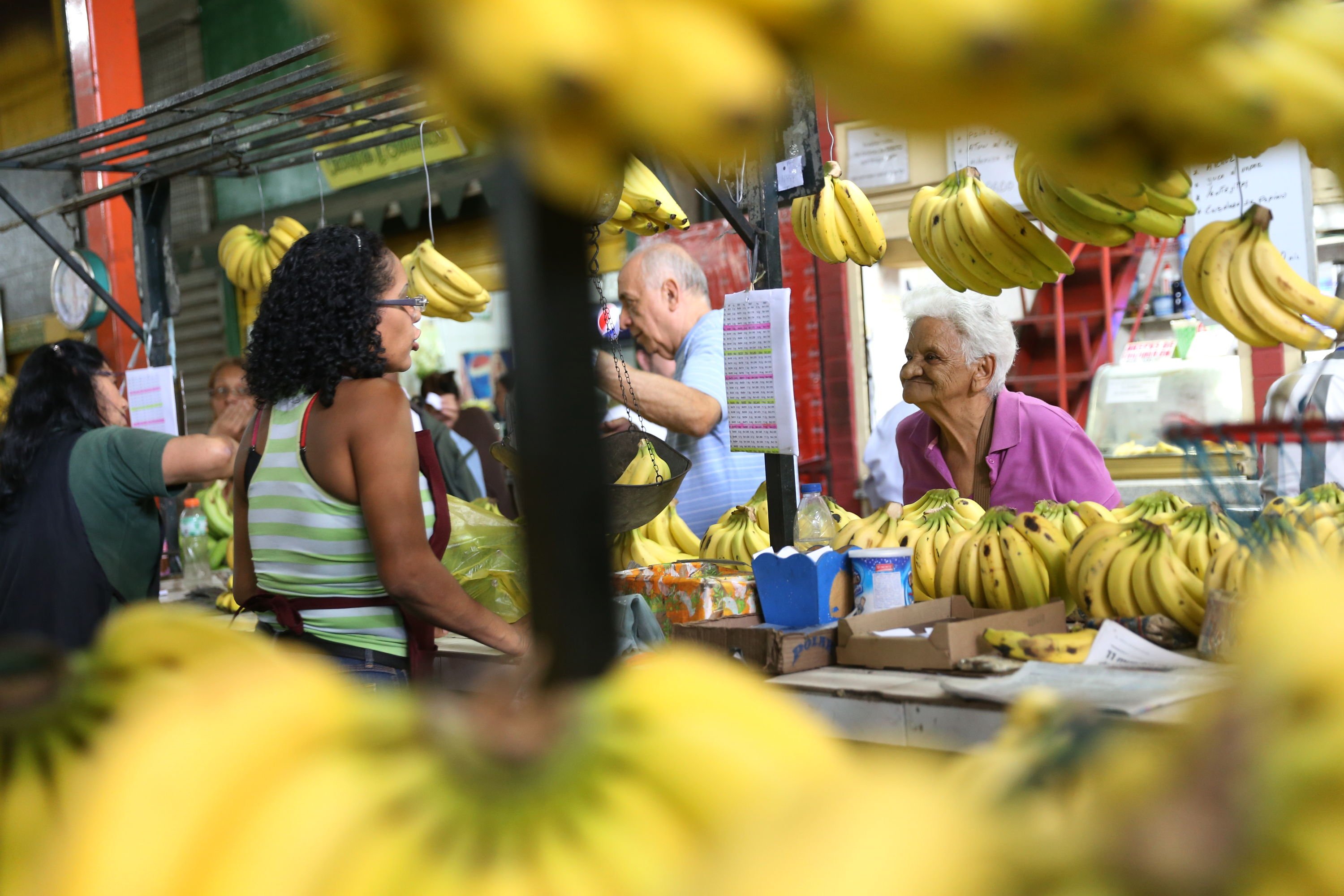 Venezolanas y venezolanos respaldan reestructuración de mercados municipales