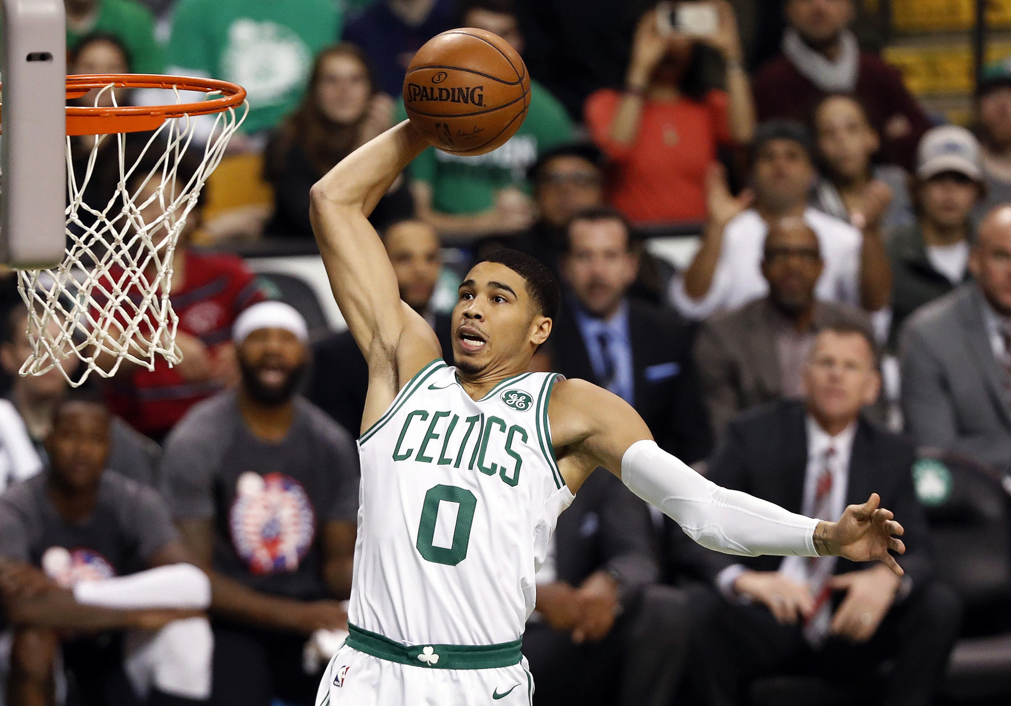 Jayson Tatum gana el duelo de novatos con los Celtics de Boston