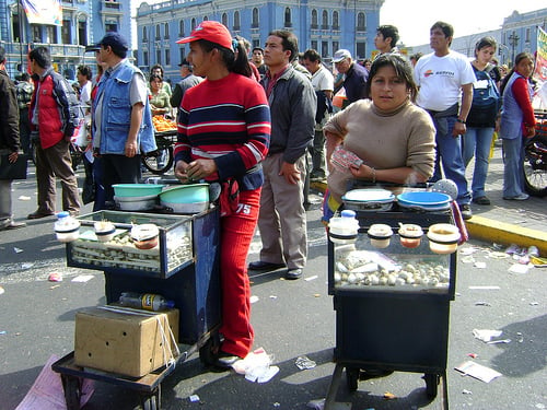 Cada vez son más las madres que se dedican a la economía informal en Perú