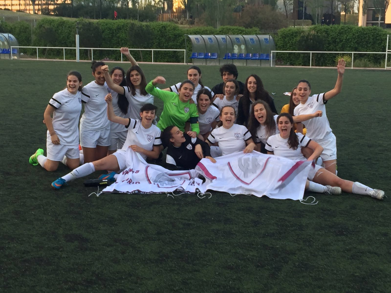 Equipo femenino infantil se consagra campeón en liga de España tras golear a todos sus rivales masculinos