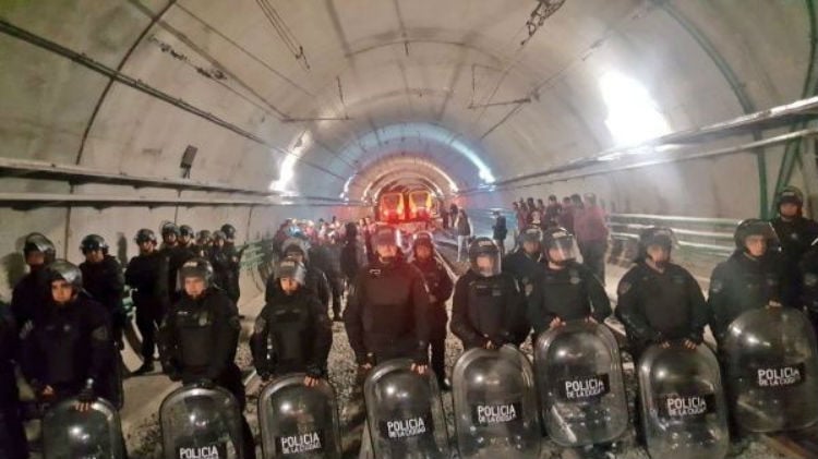 Trabajadores del metro de Buenos Aires se mantienen en protesta por bajos salarios