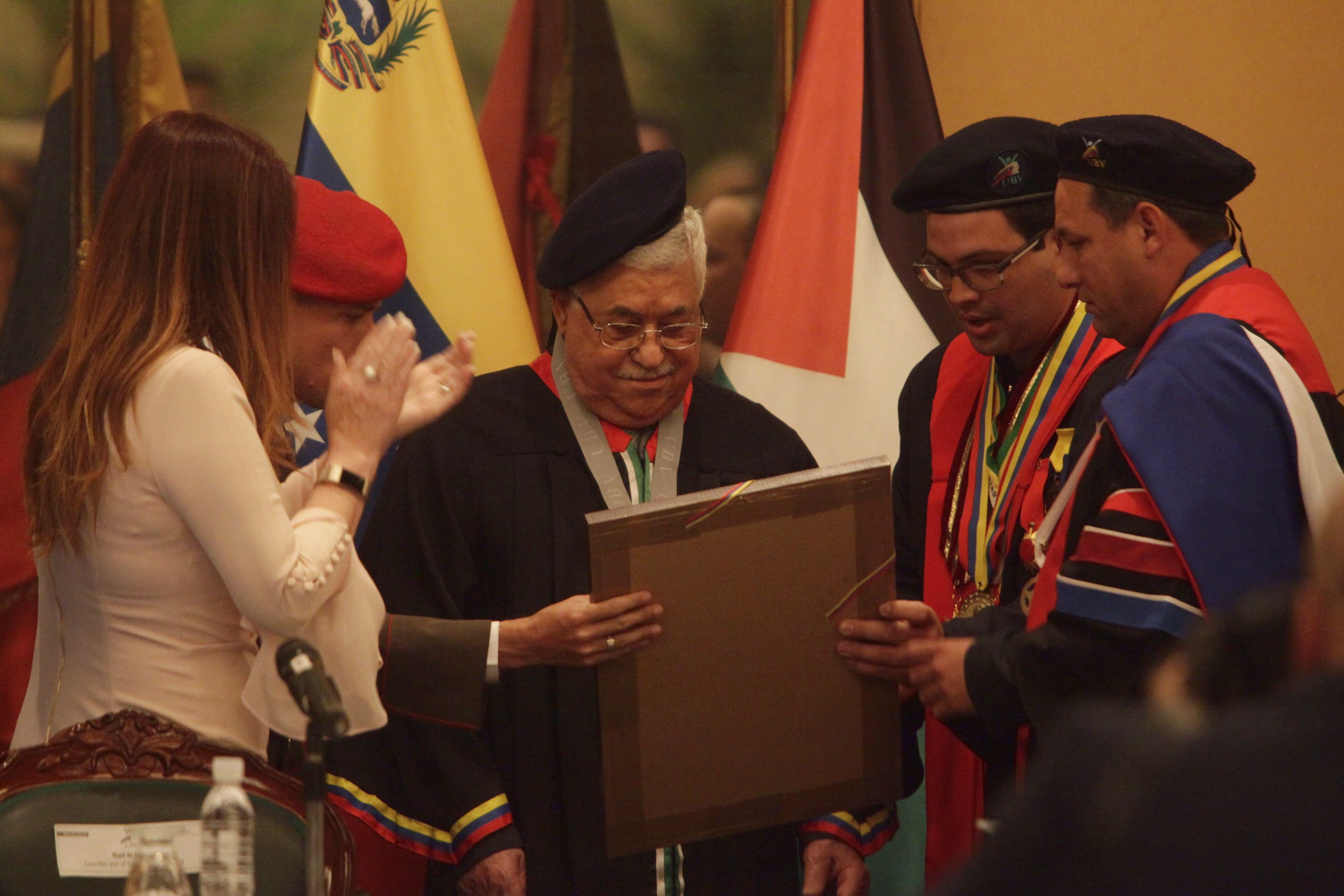 El presidente de Palestina, Mahmud Abás, recibió este martes el doctorado Honoris Causa, otorgado por la Universidad Bolivariana de Venezuela (UBV), en Caracas