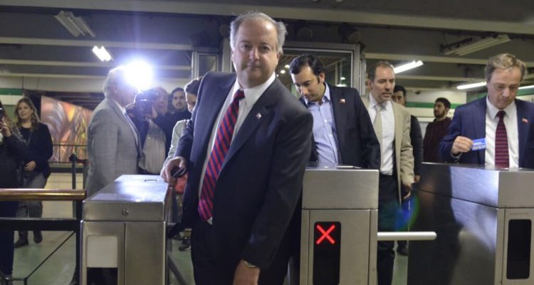 (Video) Pasajera de Metro increpa a ministro del Trabajo: «Estoy diciéndole lo que cualquier chileno siente»