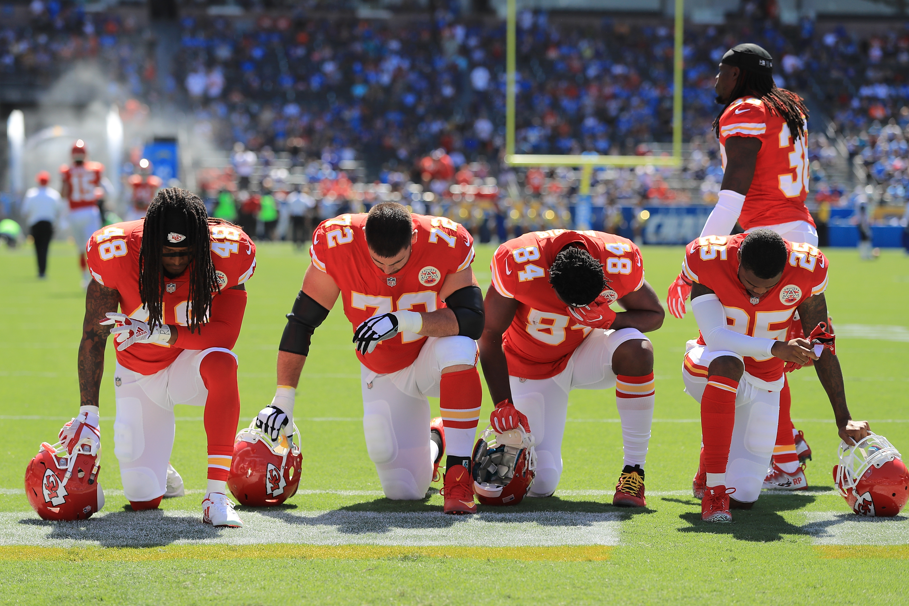NFL multará a los equipos si sus jugadores no escuchan el himno de EEUU en pie