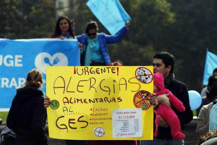Padres de niños con alergia alimentaria se manifestaron este sábado en Santiago