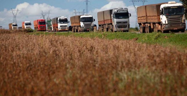 Camioneros en Brasil convocaron a paro indefinido por alza de combustible