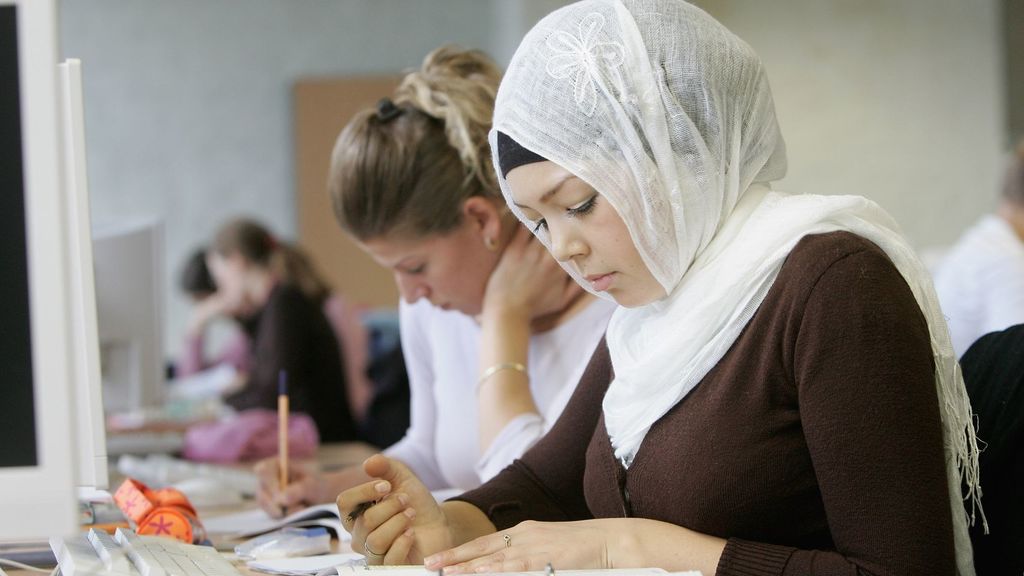 Tribunal de Berlín determina que maestra musulmana no puede usar pañuelo para cubrir la cabeza