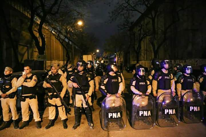 Torturas, abusos sexuales y detenciones marcaron una actuación de la policía contra la Villa 21 de Buenos Aires