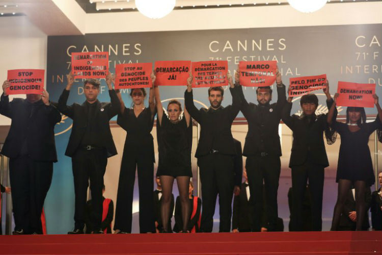 Protesta en la alfombra roja en Cannes contra el genocidio de los indígenas en Brasil