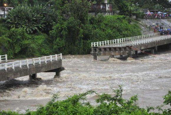 Impresionante crecida de río colapsa puente en Cuba
