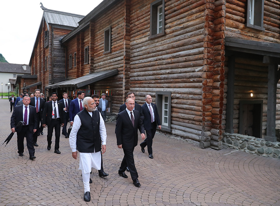 Modi y Putin recorren Sochi