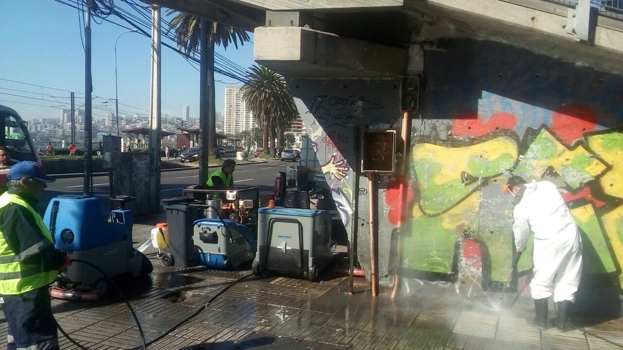 Valparaíso: Municipio prueba efectividad de químicos para eliminar malos olores de las calles