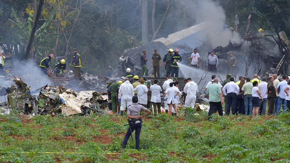 Presidente cubano llega al lugar donde se estrelló un avión con 104 pasajeros