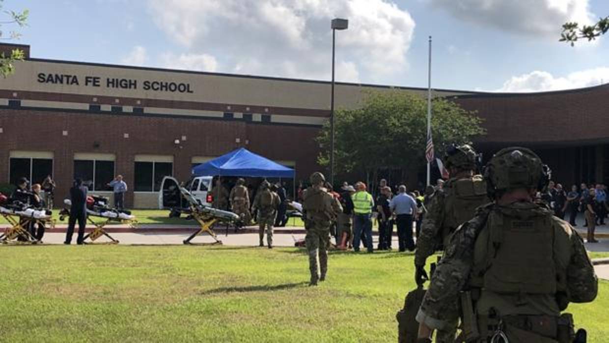 Al menos diez muertos registra el tiroteo en una escuela de Texas