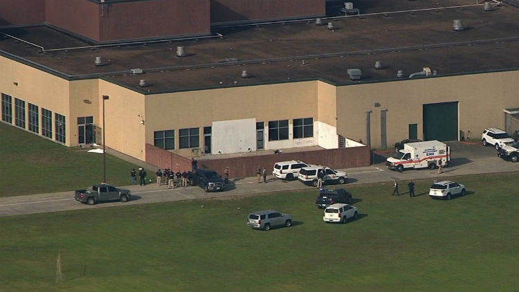 Reportan varios heridos tras tiroteo en una escuela en Texas