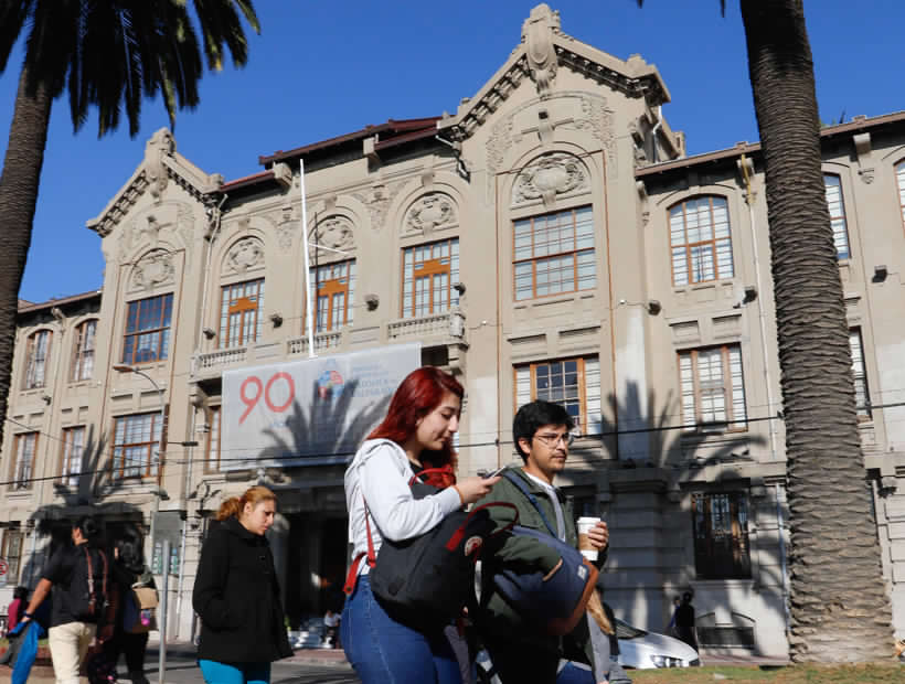 Estudiantes de la U. Católica de Valparaíso ratificaron paro por una educación no sexista