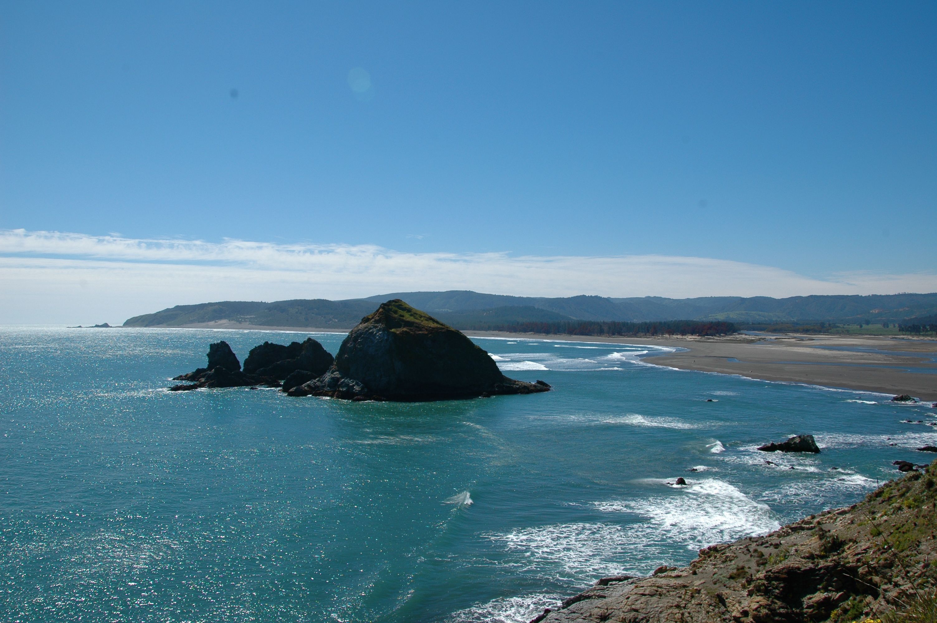 Pescadores y surfistas doblan la mano a empresario: Suprema reafirma «libre acceso» a playa de Topocalma