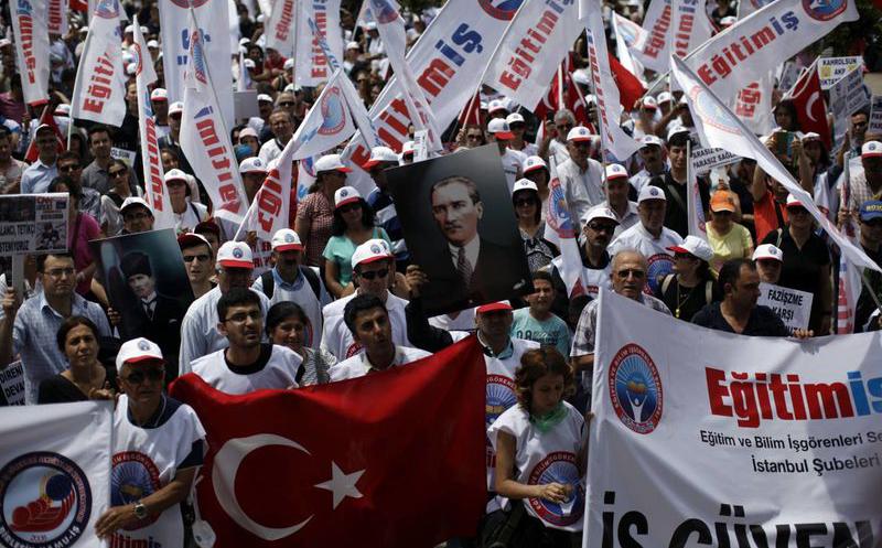 Policía de Turquía detuvo a 77 personas por conmemorar Día Internacional de los Trabajadores