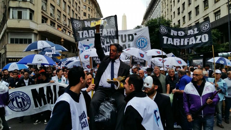 Sindicatos argentinos rechazan por impopulares medidas económicas de Macri