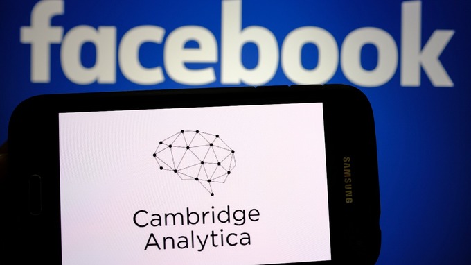 Cambridge Analytica cierra a raíz de su papel en el escándalo de venta de información de Facebook (Declaraciones)