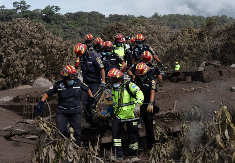Suspenden nuevamente labores de rescate tras erupción de volcán de Fuego en Guatemala