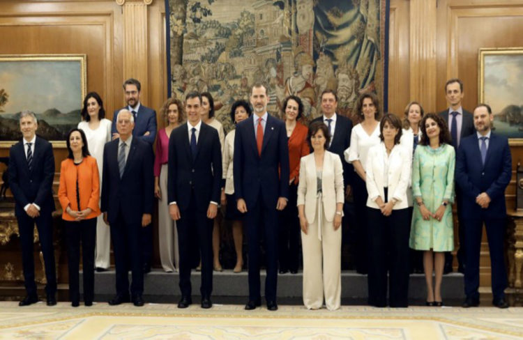 Mujeres ministras se juramentan ante la constitución española