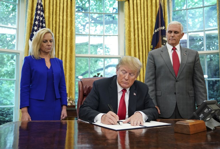 ¡Presionado! Trump firma decreto para evitar separación de familias migrantes