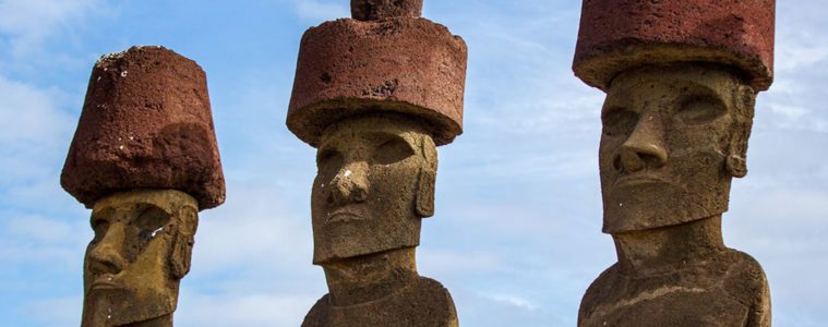 estatuas gigantes con sombreros