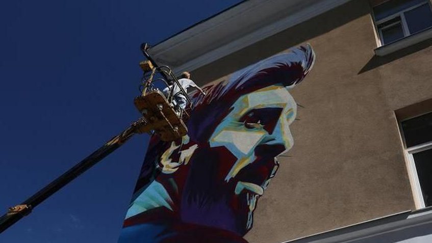 Murales de Messi y Ronaldo se visualizan en Kazán