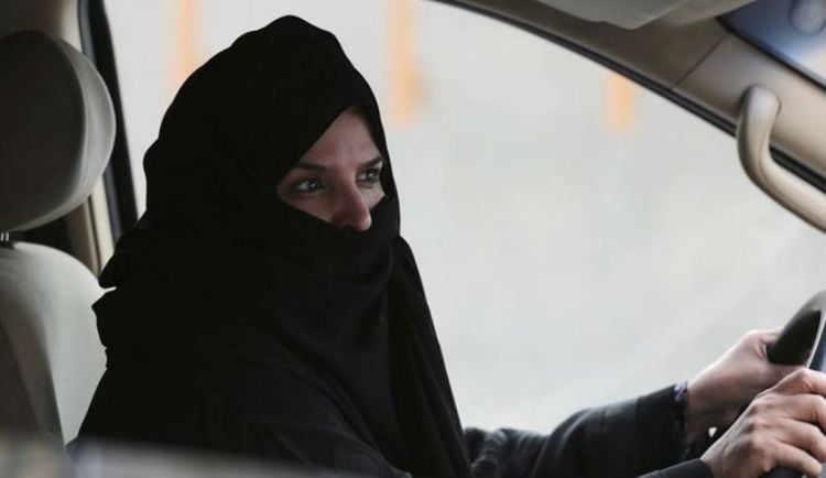 Mujeres de Arabia Saudí ya pueden conducir vehículos
