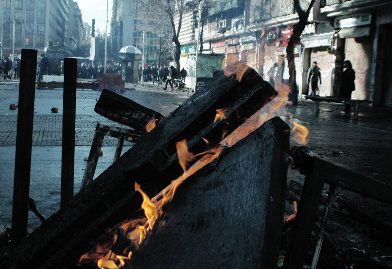 Barricadas en Santiago abren jornada de cuenta pública de Piñera