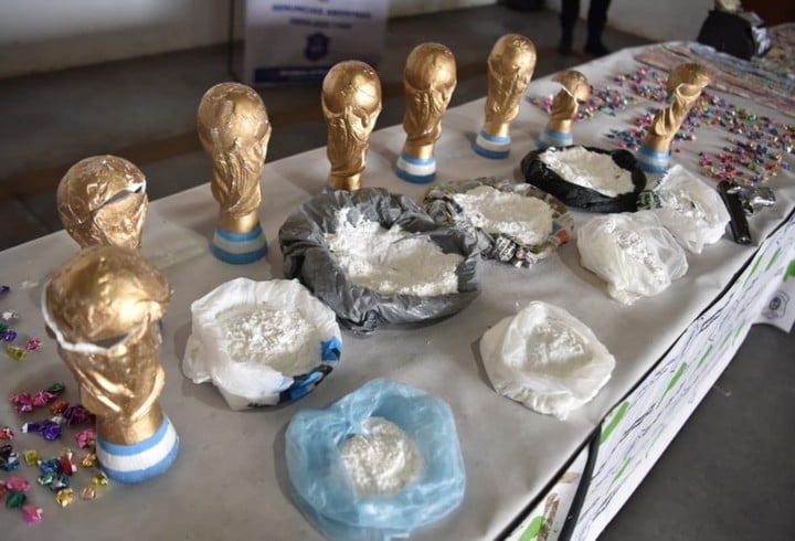 Narcotraficantes trasladaban drogas en réplicas de trofeos del Mundial de futbol