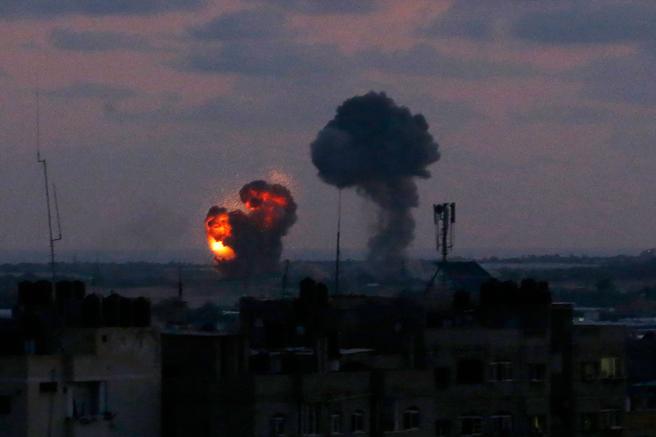 Israel bombardea puestos militares en Gaza