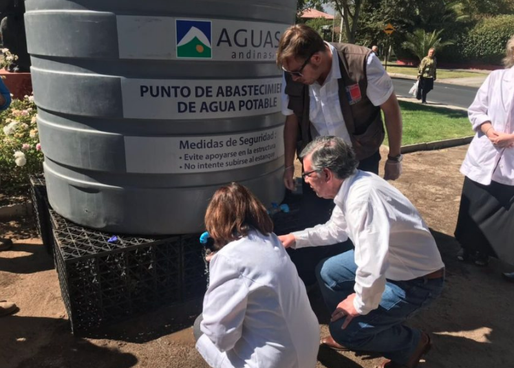 Vecinos de La Reina llevan a Aguas Andinas a tribunales por contaminación en el suministro